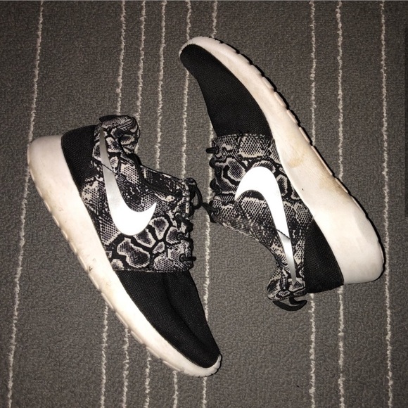 Nike Roche black Snakeskin print size 6 - Picture 2 of 3